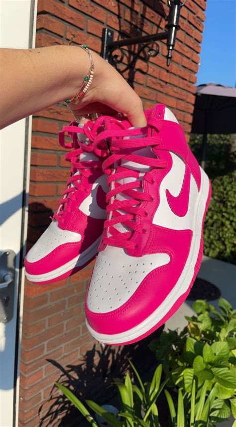 nike achtergrond roze|roze sneakers nike.